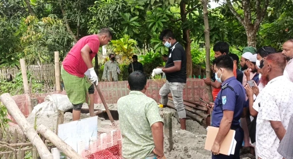 হত্যা মামলায় দাফনের দেড় মাস পর ঠিকাদারের মরদেহ কবর থেকে উত্তোলন